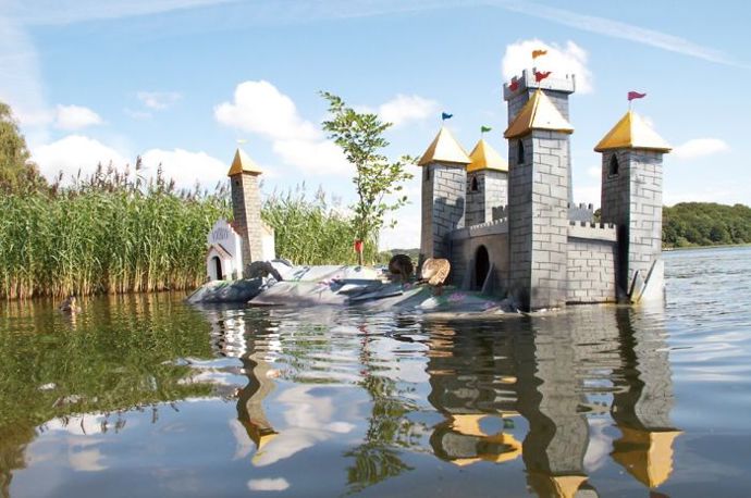 Muž, který propadl výrobě ptačích budek