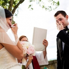 Že kluci nepláčou? 15 svatebních momentek zachycuje reakce ženichů, když poprvé uvidí nevěstu