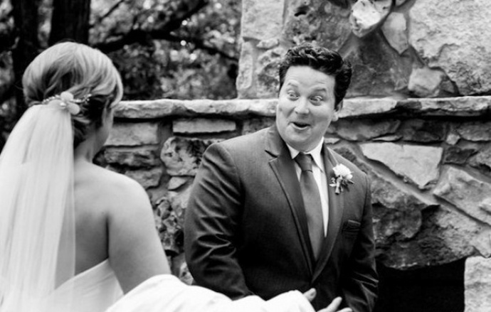 Že kluci nepláčou? 15 svatebních momentek zachycuje reakce ženichů, když poprvé uvidí nevěstu