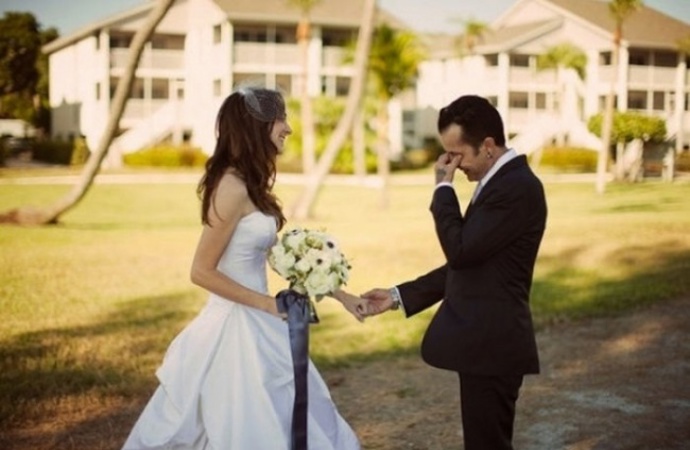 Že kluci nepláčou? 15 svatebních momentek zachycuje reakce ženichů, když poprvé uvidí nevěstu