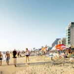 Tel Aviv, Izrael – velké pláže, levné ubytování, rušný noční život.