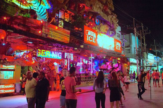 Phuket, Thajsko – nízké ceny, spousta restaurací a barů, možnost šnorchlování a potápění.