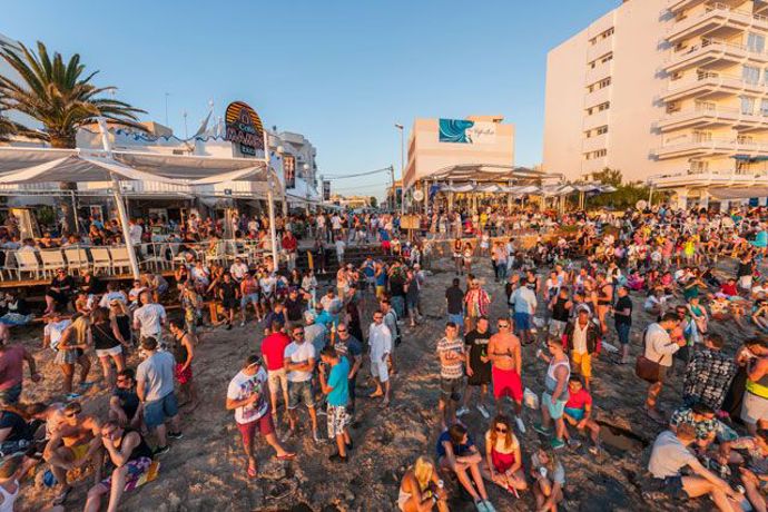 Ibiza, Španělsko – město Ibiza je známé především množstvím nočních klubů.