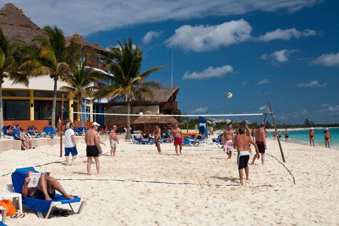 Cancún, Mexiko – spousta all-inclusive hotelů, plážový volejbal a tak dále.