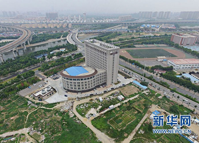 Číňané už mají různých architektonických experimentů plné zuby. Letos v únoru čínská vláda vyzvala k zákazu výstavby „podivných budov“.