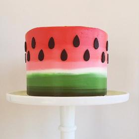 Pracuje v cukrárně Tasteful Cakes ve městě Corona. Proslavila se především svými neskutečnými barevnými polevami.