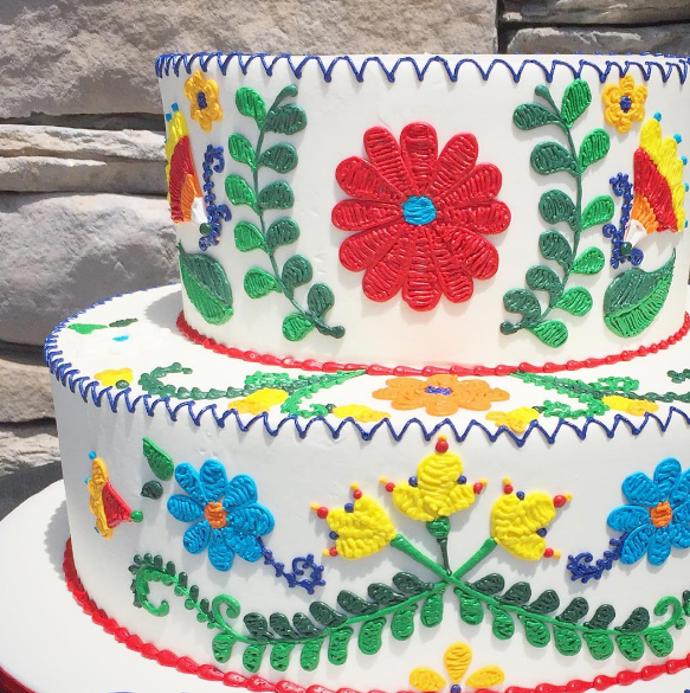 Leslie Vigil je profesionálka každým coulem. Polevou umí imitovat dokonce i výšivku.