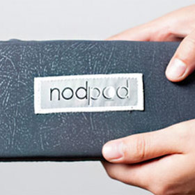 Popruhy pro upevnění na sedadlo jsou navíc navrženy tak, aby nepřekrývaly obrazovku člověka sedícího za vámi.