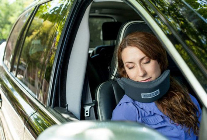 NodPod udrží vaši hlavu ve víceméně příjemné pozici, a vy tak můžete spát.