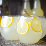 Voda s citronem je sice chutnější, ale „obohacená“ o bakterie a viry, varují experti. Mikroby se do ní dostaly prostřednictvím citronu.