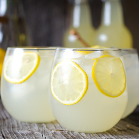 Voda s citronem je sice chutnější, ale „obohacená“ o bakterie a viry, varují experti. Mikroby se do ní dostaly prostřednictvím citronu.