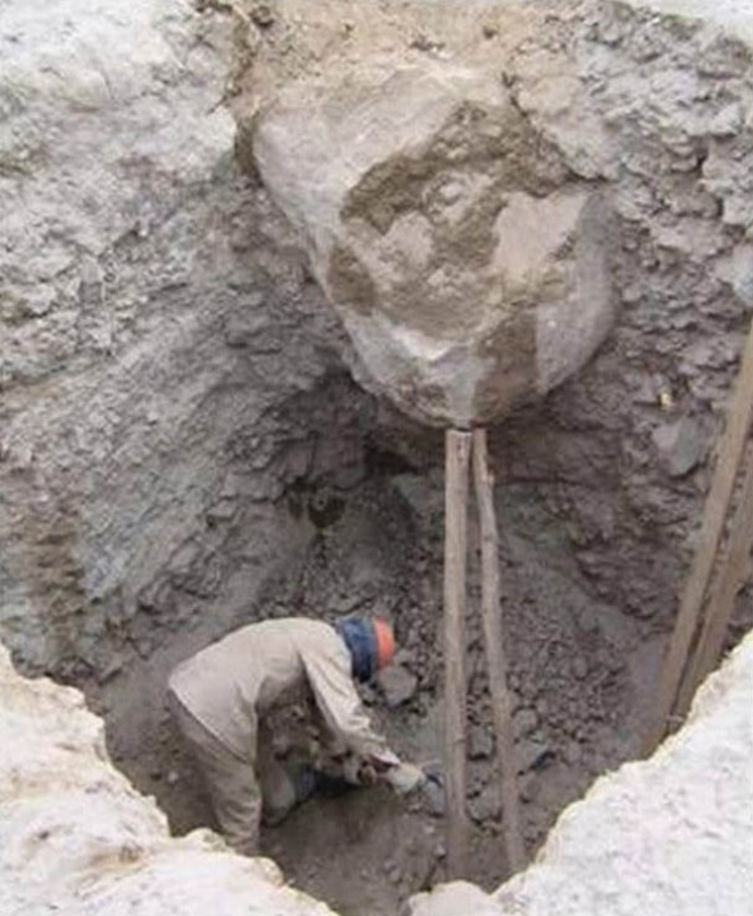 Nebylo by hezké, kdyby balvan spadl na hlavu. Uvědomil si to i tento muž, a tak ho pro sichr podepřel..