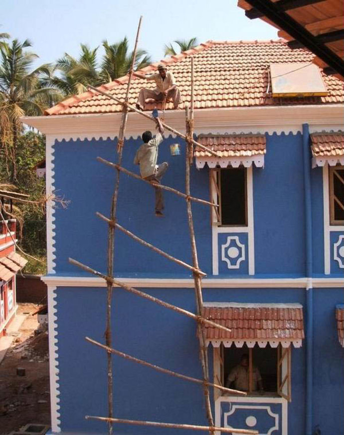 Ze série „Vyrobte si sami“. Tento žebřík máte do několika minut. A jeho bezpečnost? Čert ji vem, hlavně že funguje!