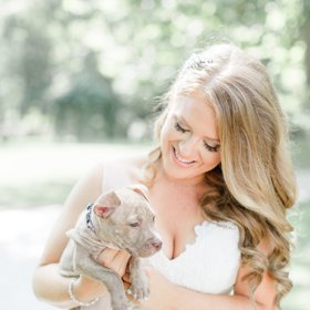 ... nevěsta se chopila devítitýdenního pitbulla Biggieho Smallse, zachráněného na ulici v Brooklynu.