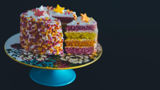 Takto naporcovaný dort nevydrží tolik, kolik by mohl.