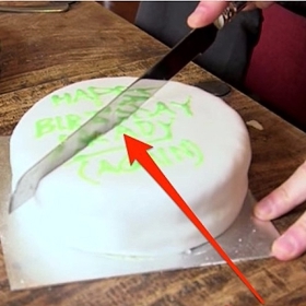 Jak tedy nakrájet dort tak, abyste ho mohli mlsat několik dní po narozeninách? Číslo 1: Překrojte ho v polovině.