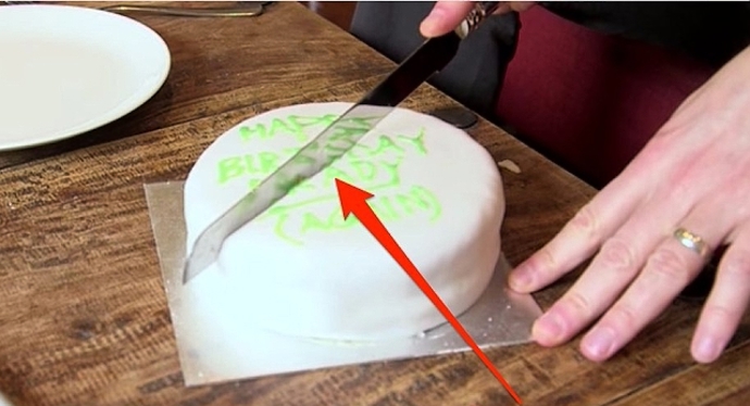 Jak tedy nakrájet dort tak, abyste ho mohli mlsat několik dní po narozeninách? Číslo 1: Překrojte ho v polovině.