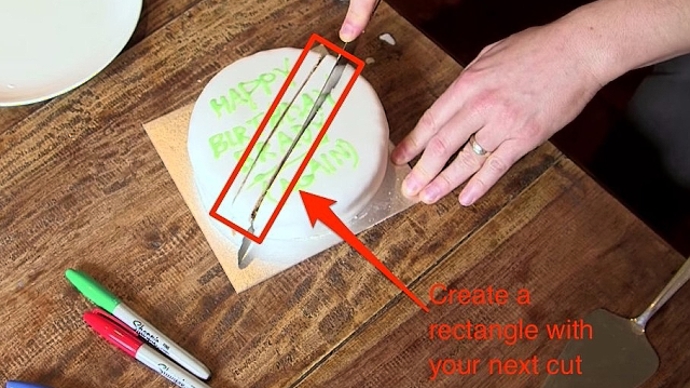 2. Posuňte nůž trochu do strany a udělejte rovnoběžný řez tak, aby vznikl „pruh“, nebo chcete-li obdélník.