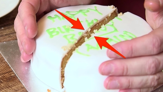 4. Pomocí dlaní spojte dort dohromady a omotejte ho gumičkou.