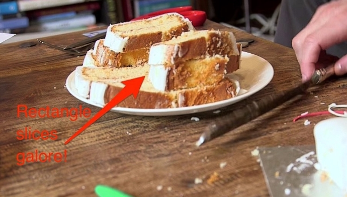 7. Vzniklé dva obdélníkové kousky přemístěte na talíř a postup opakujte tak dlouho, dokud nebudete mít talíř plný sladkých obdélníčků!