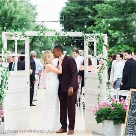 „Mount Prospect v Illinois je místem, kde jsme oba vyrůstali, a poprvé jsme se políbili v domě mých rodičů na Pine Street, když jsme hráli flašku. Takže dávalo smysl, aby se náš velký den konal právě zde.“ – Susie Osei