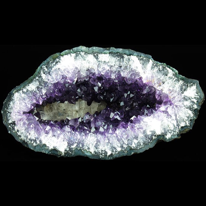 Takto nalíčené rty se opravdu téměř neliší od originálních předloh. Na snímku skutečná ametystová drúza.