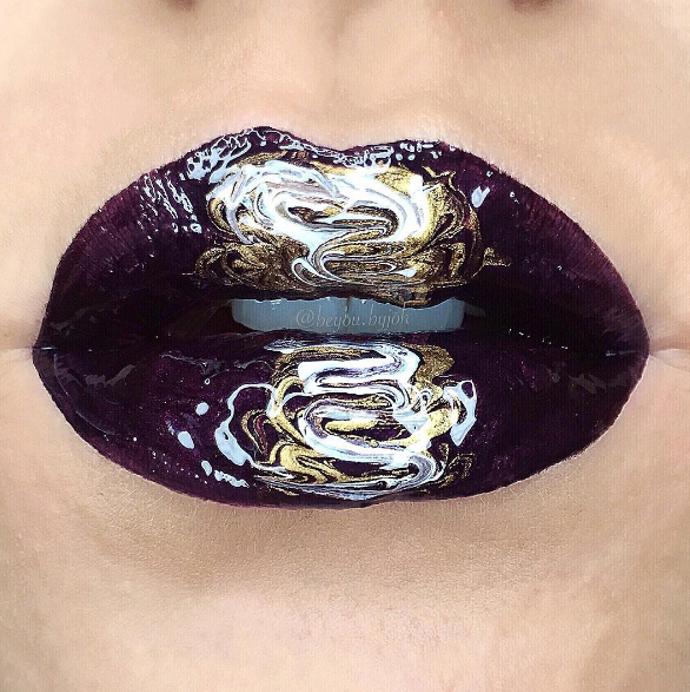 Pokud vás dílo newyorské mistryně v make-upovém umění odrovnal, neotálejte a zamiřte rovnou na její instragramový účet. Najdete na něm celou řadu majstrštyků, jež zahanbují obyčejnou rtěnku...