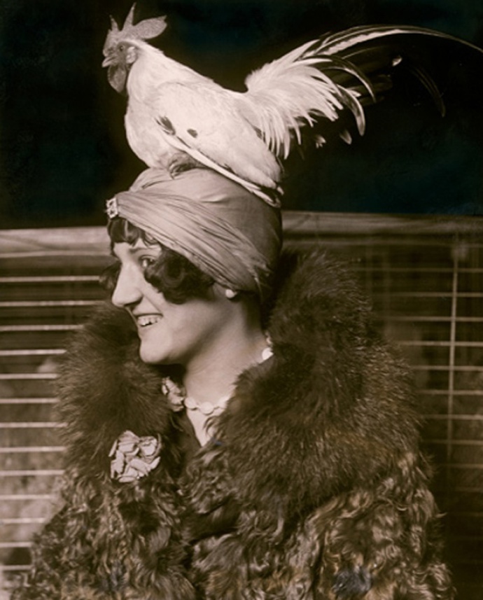 Dívka v klobouku s kohoutem (1926).