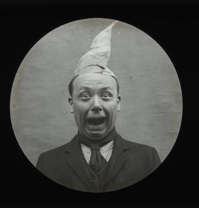 Muž v papírovém klobouku.