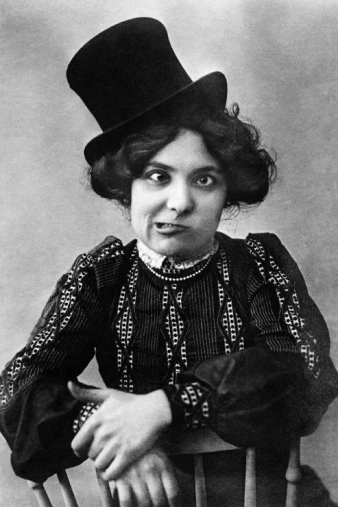 Pitvořící se žena.