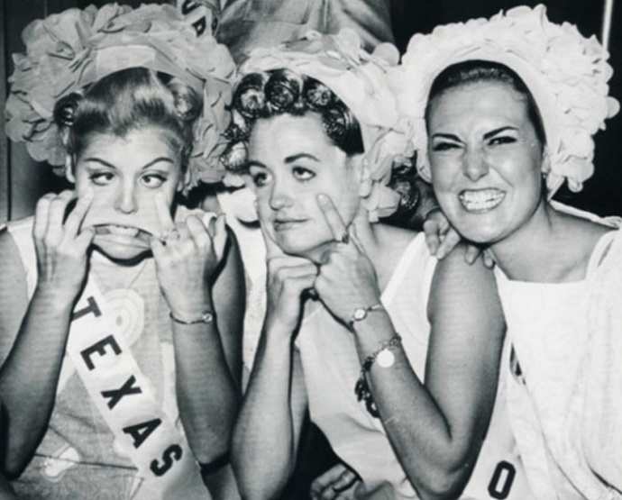 Krásu skrýt nelze. Ani když budete dělat hloupé obličeje.