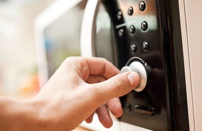 Vložte hrnek do mikrovlnky a „pečte“ bochánek asi 1 minutu a 10 vteřin. Měl by být ztuhlý, ale na povrchu jemně vlhký.