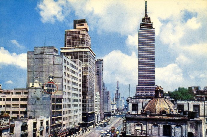 Mexico City v 50. letech. Tehdy byl postaven první mrakodrap ve městě zvaný Torre Latinoamericana.