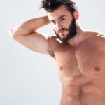 3. „Tvoje tělo probouzí vášně.“ Proč to funguje: Pozvednete-li partnerovu sebedůvěru polichocením zevnějšku, snadno ho nabudíte k rošťárnám…