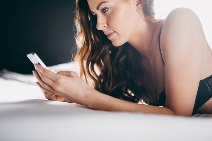 18. „Chci, abys mě kolem půlnoci měl pod dozorem…“ Proč to funguje: Skvělý způsob, jak začít se sextováním, pokud jste začátečnice.