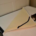 Pořiďte si do postele matraci s paměťovou pěnou.