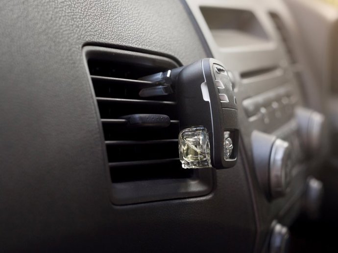 Zapomeňte na rádoby voňavé stromečky a dejte si do auta pořádný osvěžovač vzduchu.