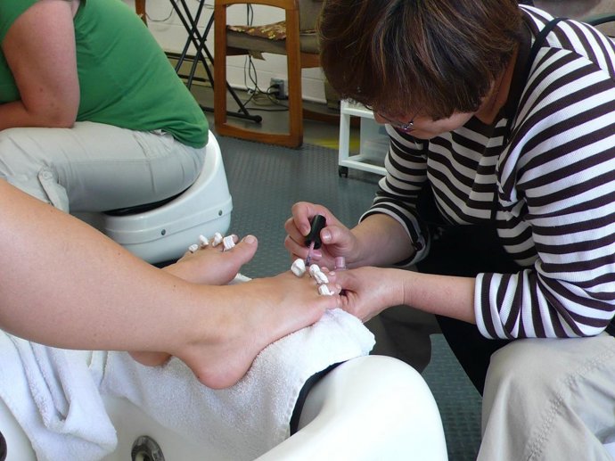 Dopřejte si čas od času pedikúru (není jen pro muže!).