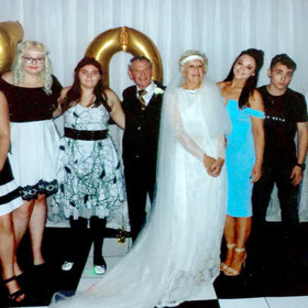 Vnučka slibuje, že je před focením neměla v ruce žádná švadlenka, která by je mohla upravit.