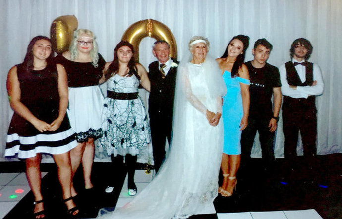 Vnučka slibuje, že je před focením neměla v ruce žádná švadlenka, která by je mohla upravit.