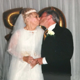 Byla to právě ona, kdo navrhl, že by svou zlatou svatbu mohli oslavit se svými přáteli. A obléct se jak se patří – do stále perfektně padnoucích svatebních garderob.