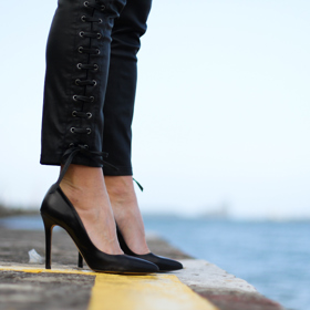 Podle Helvin bude spojením prostředníčků a prsteníčků noha stabilnější. A prsty na sebe vezmou část bolesti z chodidel.