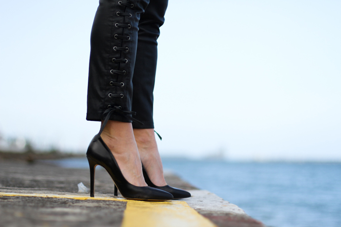 Podle Helvin bude spojením prostředníčků a prsteníčků noha stabilnější. A prsty na sebe vezmou část bolesti z chodidel.