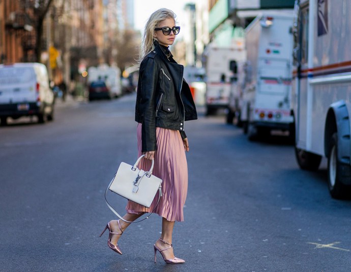 Puchýře to ale nezastaví. A se slepenými prsty v botách s otevřenou špičkou moc parády nenaděláte.