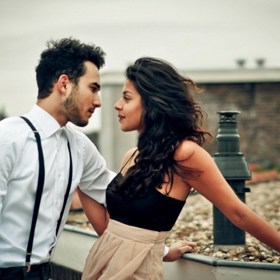 3. Není slibotechna. Moc dobře totiž ví, že nesplněné sliby narušují důvěru a respekt. Pokud je muž po vašem boku zamilovaný, udělá pro vás všechno. Ne-li mnoho navíc...