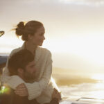 1. Má potřebu vás ochraňovat. Zakopnete tak nešikovně, že málem spadnete? Instinktivně vás zachytí, pohladí, obejme a ujistí se, že se vám nic nestalo. Pokřikne na vás cizí muž? VELMI důrazně se ohradí. Zamilovaný muž je šťastný muž, a tak pochopitelně udělá všechno pro to, aby vás neztratil.