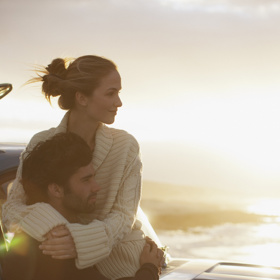 1. Má potřebu vás ochraňovat. Zakopnete tak nešikovně, že málem spadnete? Instinktivně vás zachytí, pohladí, obejme a ujistí se, že se vám nic nestalo. Pokřikne na vás cizí muž? VELMI důrazně se ohradí. Zamilovaný muž je šťastný muž, a tak pochopitelně udělá všechno pro to, aby vás neztratil.