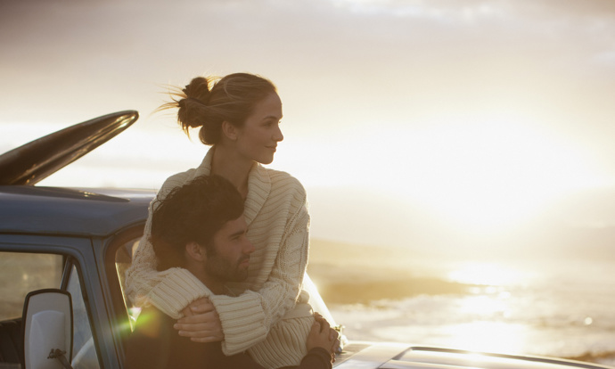 1. Má potřebu vás ochraňovat. Zakopnete tak nešikovně, že málem spadnete? Instinktivně vás zachytí, pohladí, obejme a ujistí se, že se vám nic nestalo. Pokřikne na vás cizí muž? VELMI důrazně se ohradí. Zamilovaný muž je šťastný muž, a tak pochopitelně udělá všechno pro to, aby vás neztratil.