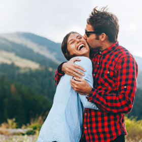 2. Chce se vázat. I ten největší frajer se zamilováním vyměkne. A přestože mu byla přisuzována pověst sukničkáře, s nalezením spřízněné duše na všechny ženy světa zapomene.