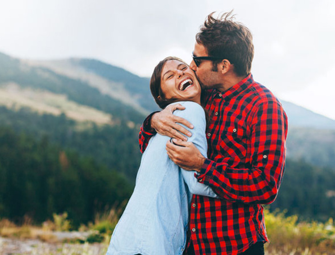 2. Chce se vázat. I ten největší frajer se zamilováním vyměkne. A přestože mu byla přisuzována pověst sukničkáře, s nalezením spřízněné duše na všechny ženy světa zapomene.